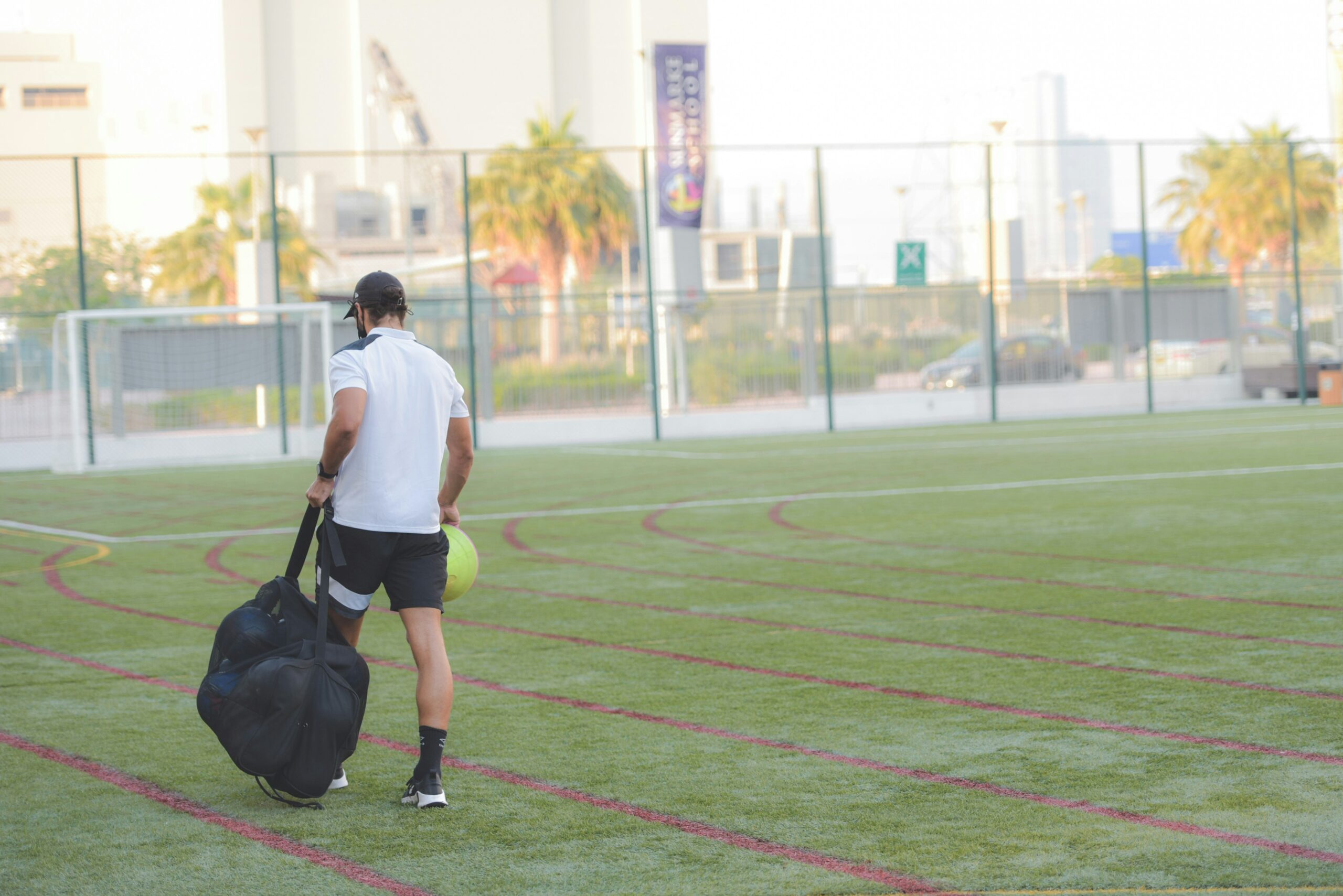 Kinderfußball Tipps – Kinder beschäftigen sich mit Ballübungen während einer Umbaupause im Training