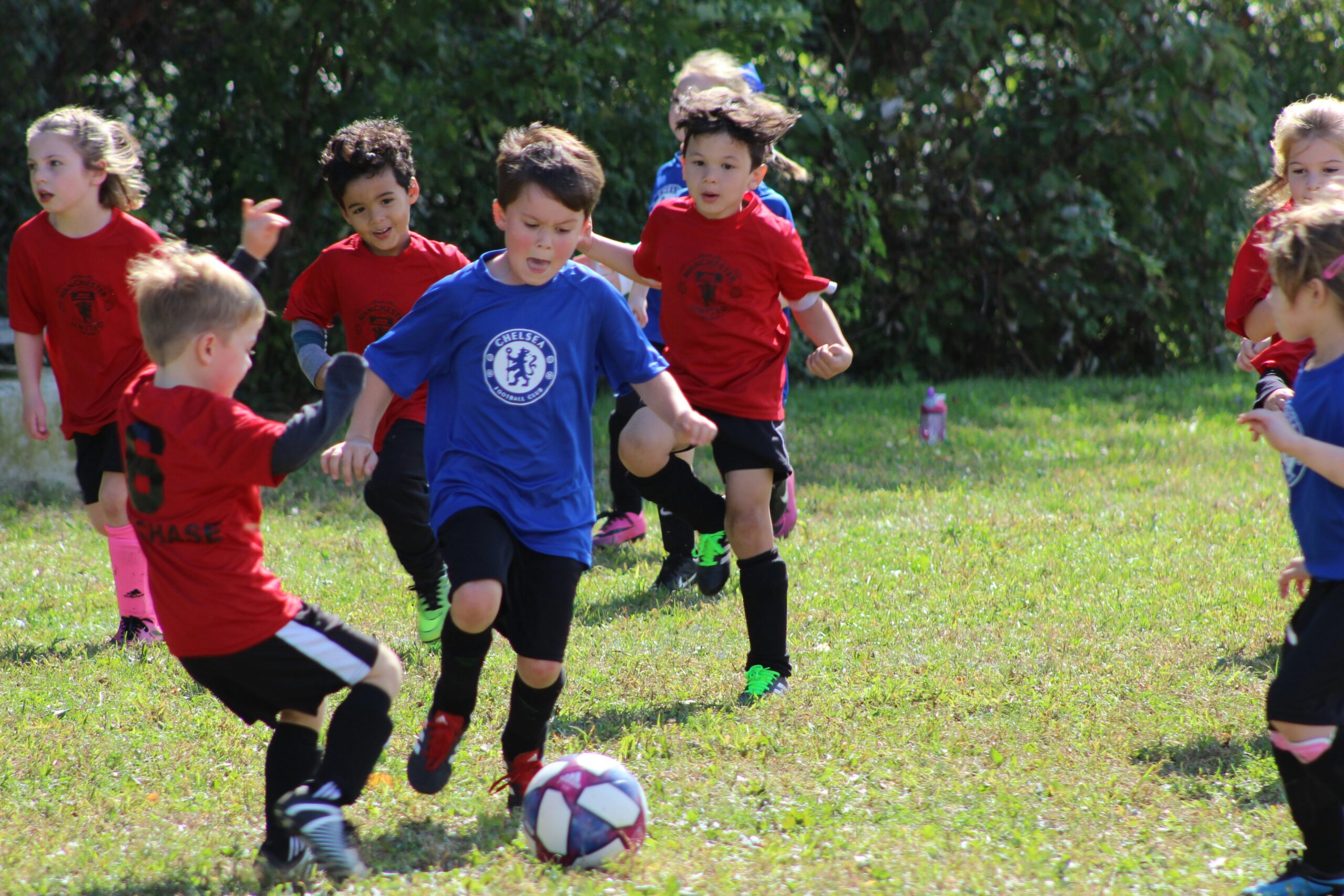 Kinder spielen beim Training Fußball.